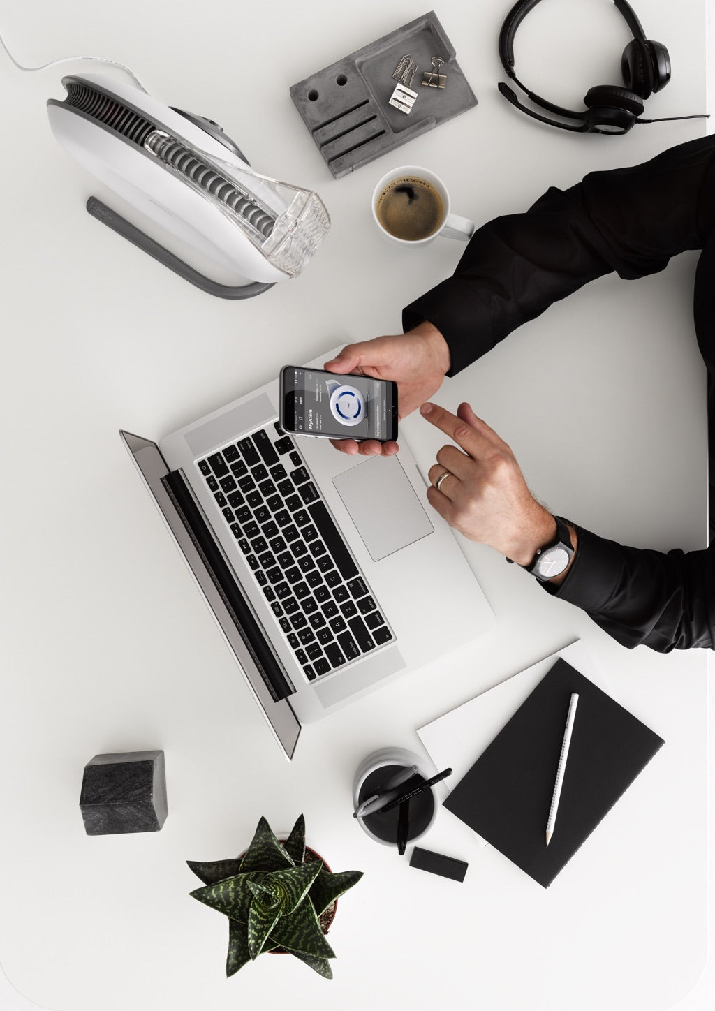 IQAir Atem desk is the ideal mobile office air purifier. Protect yourself from viruses today wherever you are.